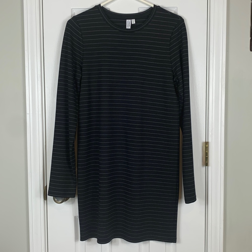 Stockholm Atelier & Other Stories midi dress 4. Has long sleeves, black/white
